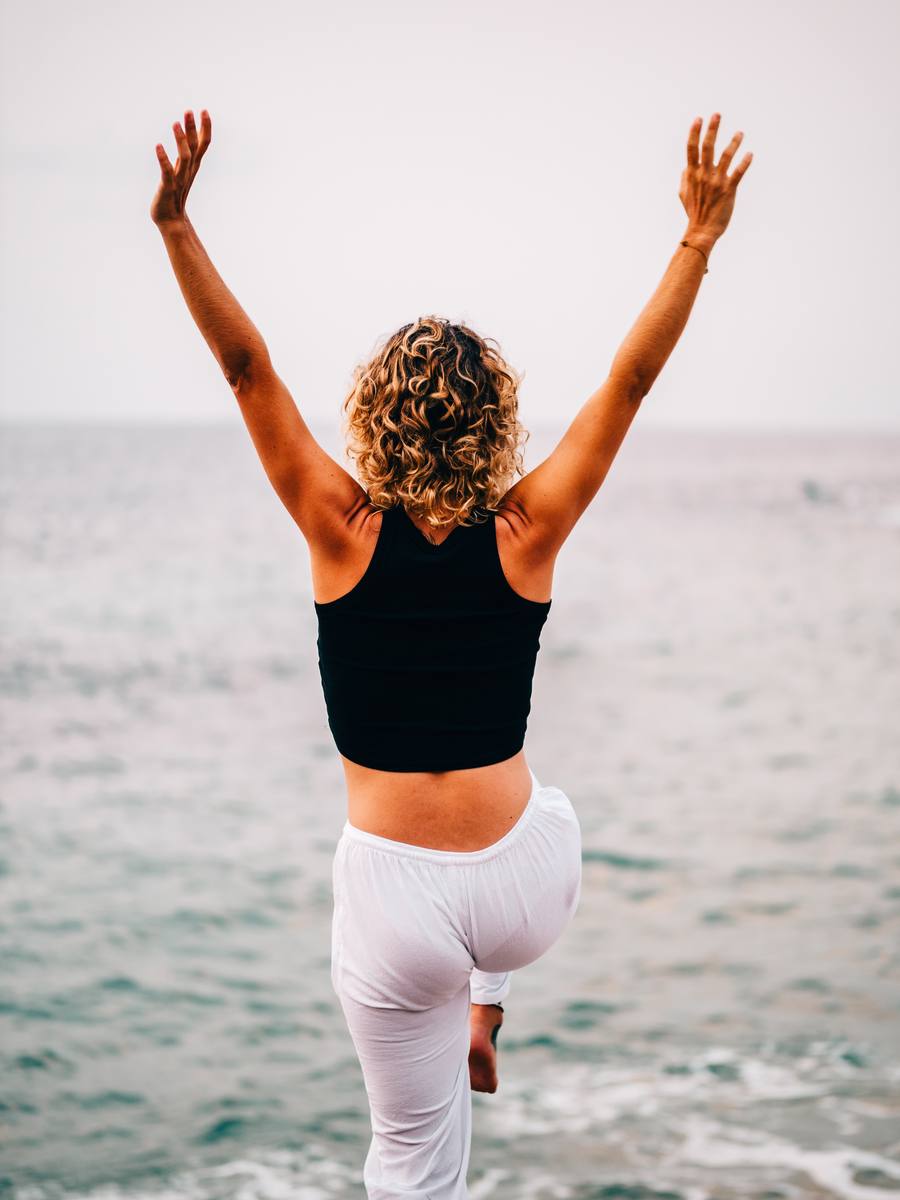 Améliorer ton équilibre avec le yoga : la posture de l’arbre et 5 autres