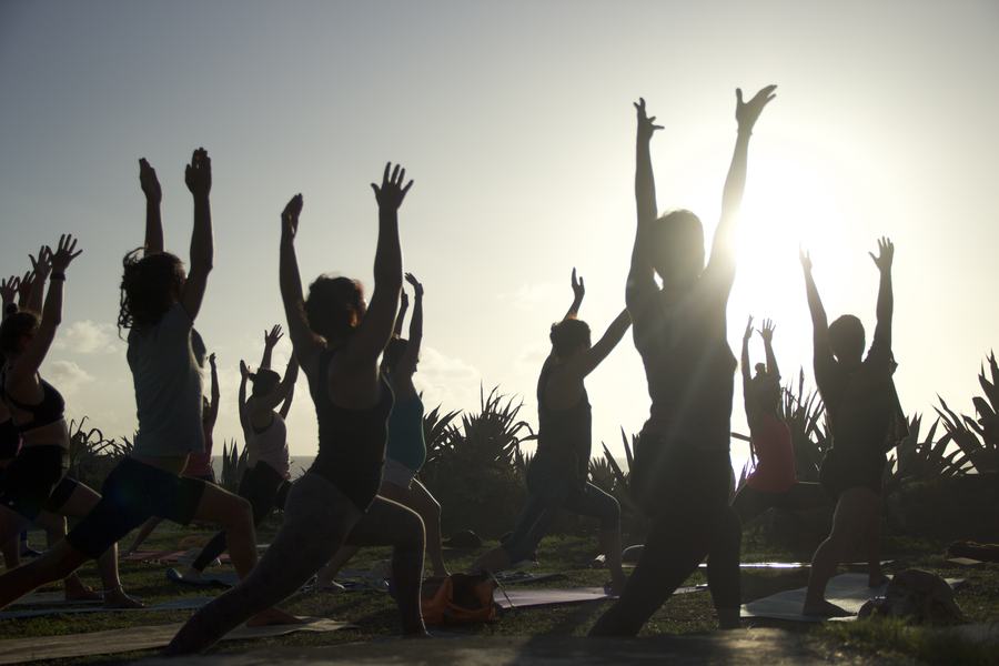 Yoga et confiance en soi : comment le tapis t’aide à reprendre ta place