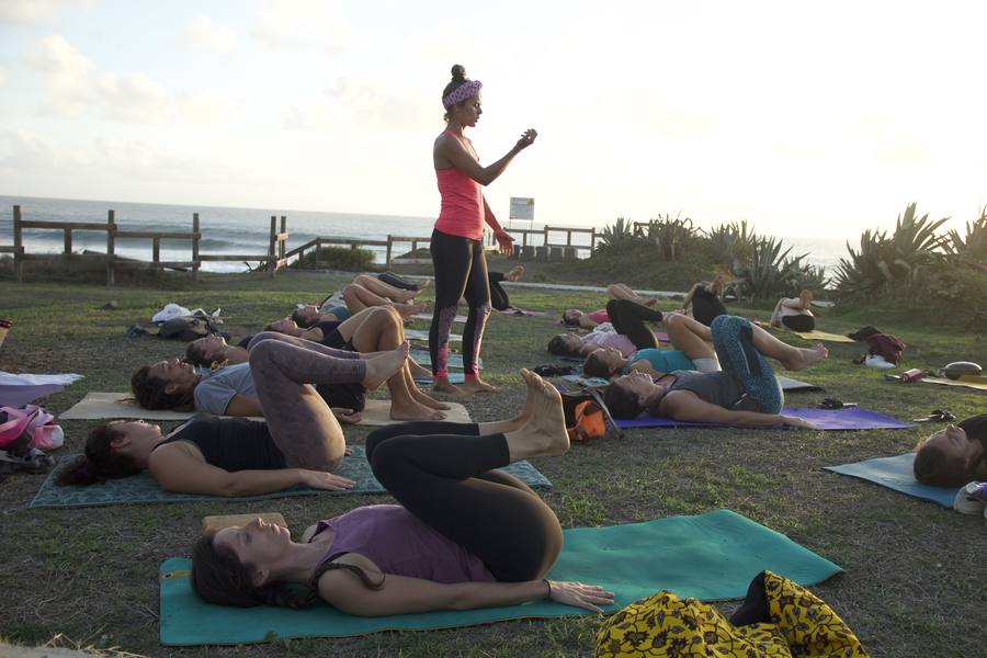 Yoga pour les jambes lourdes : postures douces pour relancer la circulation